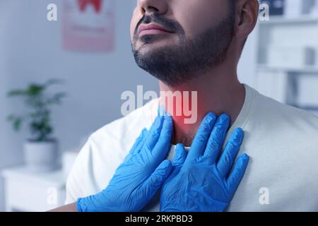 Endokrinologe zur Untersuchung der Schilddrüse des Patienten im Krankenhaus, Nahaufnahme Stockfoto