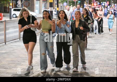 Broad Street, Birmingham, 26. August 2023 - am Freitagabend stiegen die Gäste auf die Broad Street von Birmingham ab, um das letzte Feiertagswochenende bis Weihnachten zu genießen. Die meisten Partygäste trugen knappe Kleidung, obwohl die Temperaturen im Vergleich zu früher in der Woche sanken. Große Schlangen bildeten sich außerhalb von Nachtclubs wie PRYZM, Rosies und Popworld. Gruppen von Freunden posierten für ein Foto, als die die Nacht abgefeiert hatten. Quelle: Stop Press Media/Alamy Live News Stockfoto