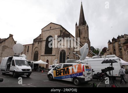 Bildnummer: 57959630  Datum: 05.05.2012  Copyright: imago/Xinhua (120505) -- TULLE, May 5, 2012 (Xinhua) -- Broadcast vans are seen at the cathedral square in Tulle, southern France, May 5, 2012. The 2nd round of the 2012 French presidential election will be held on May 6 when France s Socialist Party s candidate Francois Hollande will compete with France s incumbent President, UMP party s candidate Nicolas Sarkozy. (Xinhua/Gao Jing) FRANCE-TULLE-PRESIDENTIAL ELECTION-2ND ROUND PUBLICATIONxNOTxINxCHN Politik Wahl Präsidentschaftswahl Stichwahl Berichterstattung xjh x0x premiumd 2012 quer Stock Photo