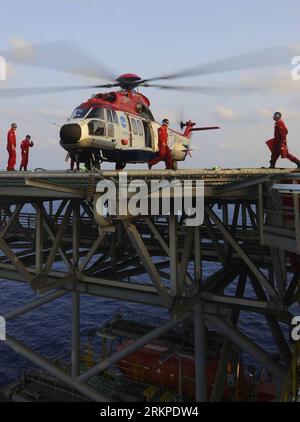 Bildnummer: 57964590  Datum: 07.05.2012  Copyright: imago/Xinhua (120507) -- SOUTH CHINA SEA, May 7, 2012 (Xinhua) -- Workers are seen as a helicopter land on the sixth-generation semi-submersible CNOOC 981 at the South China Sea, 320 kilometers southeast of Hong Kong, south China, May 7, 2012. The CNOOC 981 will begin operations in a sea area at a water depth of 1,500 meters, China National Offshore Oil Corp. (CNOOC) said in a press release. This is the first deep-water drilling rig developed in China. (Xinhua/Jin Liangkuai) (zhs) CHINA-SOUTH CHINA SEA-OIL-DRILL (CN) PUBLICATIONxNOTxINxCHN Wi Stock Photo