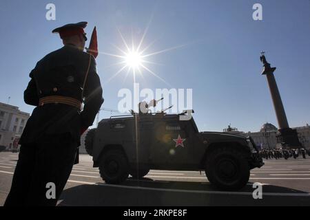 Bildnummer: 57973234  Datum: 09.05.2012  Copyright: imago/Xinhua (120509) -- ST PETERSBURG, May 9, 2012 (Xinhua) -- Russian soldiers attend a military parade marking the 67th anniversary of the Soviet victory over Nazi Germany in the Great Patriotic War, in St. Petersburg, Russia, on May 9, 2012. (Xinhua/Peter Kavalev) (dzl) RUSSIA-ST PETERSBURG-VICTORY DAY-PARADE PUBLICATIONxNOTxINxCHN Gesellschaft Gedenken Kriegsende Tag des Sieges Siegestag Militärparade Zweiter Weltkrieg 2 x0x xst 2012 quer      57973234 Date 09 05 2012 Copyright Imago XINHUA  St Petersburg May 9 2012 XINHUA Russian Soldie Stock Photo