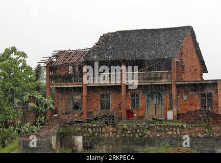 Bildnummer: 57973256  Datum: 09.05.2012  Copyright: imago/Xinhua (120509) -- LOUDI, May 9, 2012 (Xinhua) -- Photo taken on May 9, 2012 shows a damaged house in Changxi Village of Anping Township in Loudi, central China s Hunan Province. Lingering rains have affected about 1.07 million in Hunan, and more than 30,000 residents have been evacuated to safe locations, the provincial flood control and drought relief headquarters said Wednesday. In Loudi, a total of 17,614 houses were damaged due to the heavy rain. House collapse here has caused four dead and 30 others injured. (Xinhua) (mcg) CHINA-H Stockfoto