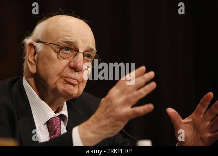 Bildnummer: 57973784  Datum: 09.05.2012  Copyright: imago/Xinhua (120509) -- WASHINGTON D.C., May 9, 2012 (Xinhua) -- Former Federal Reserve Board Chairman Paul Volcker testifies during a hearing before the Financial Institutions and Consumer Protection Subcommittee of Senate Banking, Housing and Urban Affairs Committee in Washington D.C., the United States, on May 9, 2012. (Xinhua/Fang Zhe) US-WASHINGTON-PAUL VOLCKER-HEARING PUBLICATIONxNOTxINxCHN People Politik Wirtschaft Anhörung xjh x0x premiumd 2012 quer      57973784 Date 09 05 2012 Copyright Imago XINHUA  Washington D C May 9 2012 XINHU Stock Photo