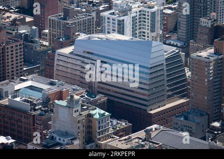 Ein Gebäude in Odd-Form, das von der Aussichtsplattform im 96. Stock des Empire State Building West 34th Street Manhattan NYC 2009 aus gesehen wird Stockfoto