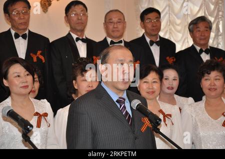 Bildnummer: 57977169 Datum: 08.05.2012 Copyright: imago/Xinhua (120511) -- St. PETERSBURG, 11. Mai 2012 (Xinhua) -- Xie Xiaoyong, chinesischer Generalkonsul in St. PETERSBURG Petersburg, spricht zu Beginn der Aufführungen des Pekinger Chorus in St. Petersburg, Russland, 8. Mai 2012. Die Aufführungen des Pekinger Chorus waren Teil der Aktivitäten zum 67. Jahrestag des sowjetischen Sieges über Nazi-Deutschland im Großen Vaterländischen Krieg. (Xinhua/Lu Jinbo) RUSSLAND-St. PETERSBURG-PEKING CHORUS-PERFORMANCES PUBLICATIONxNOTxINxCHN People Politik xjh x0x 2012 quer 57977169 Datum 0 Stockfoto