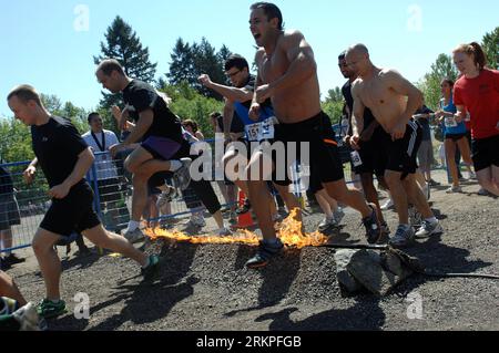 Bildnummer: 57983180  Datum: 12.05.2012  Copyright: imago/Xinhua (120513) -- VANCOUVER, May 13, 2012 (Xinhua) -- Competitors participate in the 2012 Spartan Race obstacle racing challenge in Vancouver, Canada, May 12, 2012. Spartan Race consists of the Spartan Sprint (3-miles of obstacle racing), trail races, mud runs, tough mudder runs, warrior dash, spear throwing, climbing the wall and American Gladiators. (Xinhua/Sergei Bachlakov) CANADA-VANCOUVER-SPARTAN RACE OBSTACLE RACING PUBLICATIONxNOTxINxCHN Gesellschaft Wettlauf Wettbewerb Wettrennen spartanisch Spartaner Hindernisrennen Hindernisp Stock Photo