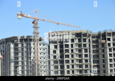 Giza, Ägypten, 19. August 2023: Neues Wohnhochhaus in Ägypten, Immobilienentwicklung, Wohnungsbau und Wohnungen, modernes Projekt, Baustelle von Stockfoto