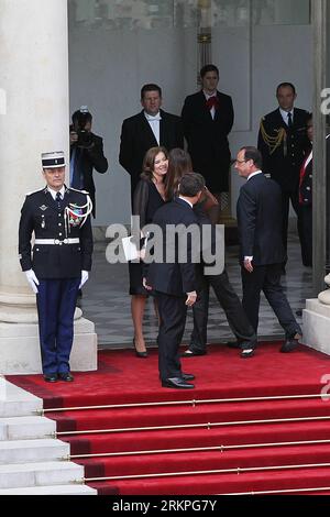 Bildnummer: 57990303  Datum: 15.05.2012  Copyright: imago/Xinhua (120515) -- PARIS, May 15, 2012 (Xinhua) -- French outgoing President Nicolas Sarkozy s wife Carla Bruni kisses French president-elect Francois Hollande s life companion Valerie Trierweiler at the Elysee Palace in Paris, France, May 15, 2012. The power handover ceremony between Sarkozy and Hollande was held here on Tuesday morning, when Francois Hollande was officially sworn in as France s president. (Xinhua/Gao Jing)(zjl) FRANCE-PARIS-POLITICS-HANDOVER PUBLICATIONxNOTxINxCHN People Politik Amtsübergabe xjh x1x premiumd Highlight Stock Photo