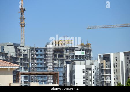 Giza, Ägypten, 19. August 2023: Neues Wohnhochhaus in Ägypten, Immobilienentwicklung, Wohnungsbau und Wohnungen, modernes Projekt, Baustelle von Stockfoto