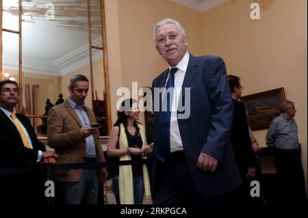 Bildnummer: 57991472 Datum: 15.05.2012 Copyright: imago/Xinhua (120515) -- ATHEN, 15. Mai 2012 (Xinhua) -- Führer der Demokratischen Linken Fotis Kouvelis trifft am 15. Mai 2012 im Präsidentenpalast in Athen ein. Der griechische PräsidentenxPapoulias hielt das Treffen am Dienstag ab, um die Bildung einer Koalitionsregierung voranzutreiben. (Xinhua/Aris Messinis/Pool) GRIECHENLAND-POLITIK-GESPRÄCHE PUBLICATIONxNOTxINxCHN People Politik Regierungsbildung Regierung x1x xst Premiere 2012 quer 57991472 Datum 15 05 2012 Copyright Imago XINHUA Athen 15. Mai 2012 XINHU Stockfoto