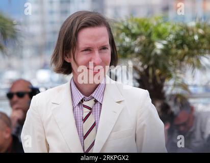 Bildnummer: 57995599 Datum: 16.05.2012 Copyright: imago/Xinhua (120516) -- CANNES, 16. Mai 2012 (Xinhua) -- US-Regisseur Wes Anderson posiert während des Fotobesuchs von Moonrise Kingdom beim 65. Filmfestival in Cannes, Südfrankreich, 16. Mai 2012. Das Festival begann hier am Mittwoch. (Xinhua/Gao Jing) FRANCE-CANNES-FILM FESTIVAL-PHOTOCALL-MOONRISE KINGDOM PUBLICATIONxNOTxINxCHN Kultur Entertainment People Film 65. Internationale Filmfestspiele Cannes Photocall Porträt x0x xst 2012 quer Aufmacher Premiere 57995599 Datum 16 05 2012 Copyright Imago XINHUA Cannes 16. Mai 2012 XI Stockfoto