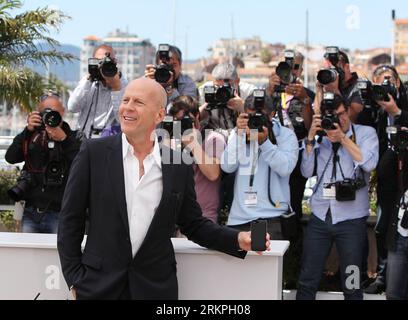 Bildnummer: 57995613 Datum: 16.05.2012 Copyright: imago/Xinhua (120516) -- CANNES, 16. Mai 2012 (Xinhua) -- US-Schauspieler Bruce Willis posiert während des Fotobesuchs von Moonrise Kingdom beim 65. Filmfestival in Cannes, Südfrankreich, 16. Mai 2012. Das Festival begann hier am Mittwoch. (Xinhua/Gao Jing) FRANCE-CANNES-FILM FESTIVAL-PHOTOCALL-MOONRISE KINGDOM PUBLICATIONxNOTxINxCHN Kultur Entertainment People Film 65. Internationale Filmfestspiele Cannes Photocall x0x xst 2012 quer Aufmacher Premiere 57995613 Datum 16 05 2012 Copyright Imago XINHUA Cannes 16. Mai 2012 XINHUA U.S. A Stockfoto