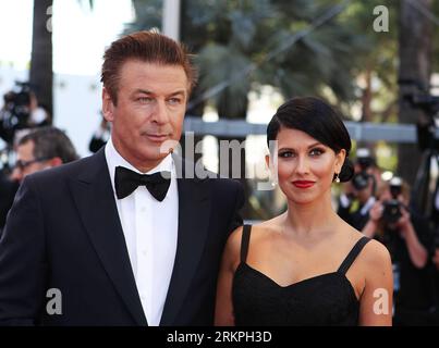 Bildnummer: 57996370  Datum: 16.05.2012  Copyright: imago/Xinhua (120516) -- CANNES, May 16, 2012 (Xinhua) -- Actors Alec Baldwin (L) and Hilaria Thomas pose on the red carpet during the opening ceremony of the 65th Cannes Film Festival in Cannes, southern France, May 16, 2012. The festival kicked off here on Wednesday. (Xinhua/Gao Jing) FRANCE-CANNES-FILM FESTIVAL-OPENING PUBLICATIONxNOTxINxCHN People Kultur Entertainment Film Filmfestival Festival Filmfestspiele 65 Cannes Pressetermin Premiere Filmpremiere xdp x1x 2012 quer Highlight premiumd o0 Mann Frau Freund freundin Familie privat     5 Stock Photo