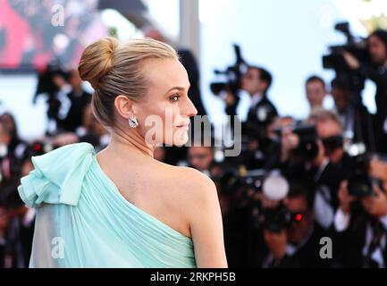 (120516) -- CANNES, 16. Mai 2012 (Xinhua) -- die deutsche Schauspielerin und Jurymitglied der 65. Filmfestspiele von Cannes Diane Kruger posiert auf dem roten Teppich während der Eröffnungszeremonie in Cannes, Südfrankreich, 16. Mai 2012. Das Festival begann hier am Mittwoch. (Xinhua/Gao Jing) FRANKREICH-CANNES-FILM FESTIVAL-OPENING PUBLICATIONxNOTxINxCHN 120516 Cannes 16. Mai 2012 XINHUA deutsche Schauspielerin und Jurymitglied des 65. Cannes Film Festivals Diane Kruger posiert AUF dem roten Teppich während der Eröffnungszeremonie in Cannes Südfrankreich 16. Mai 2012 das Festival startete hier AM Mittwoch XINHUA Gao Jing Fran Stockfoto