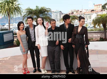 Bildnummer: 57998202  Datum: 17.05.2012  Copyright: imago/Xinhua (120517) -- CANNES, May 17, 2012 (Xinhua) -- Cast members (from R to L) Chinese actress Hao Lei, actor Qin Hao, director Lou Ye, actress Qi Xi, Zhu Yawen and Chang Fangyuan pose for photos during a photocall for Chinese film MYSTERY , opening film for Un Certain Regard , at the 65th Cannes Film Festival, southern France, May 17, 2012. (Xinhua/Gao Jing) (zyw) FRANCE-CANNES-FILM FESTIVAL-PHOTOCALL-MYSTERY PUBLICATIONxNOTxINxCHN People Kultur Entertainment Film Filmfestival Festival 65 Cannes xjh x0x premiumd 2012 quer      57998202 Stock Photo