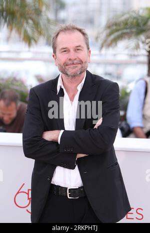 (120518) -- CANNES, 18. Mai 2012 (Xinhua) -- der österreichische Regisseur Ulrich Seidl posiert für Fotos während eines Fotocalls für den österreichischen Film Paradies:Liebe auf den 65. Filmfestspielen in Cannes, Südfrankreich, am 18. Mai 2012. Paradies: Liebe wird mit den anderen 21 Spielfilmen um die Goldene Palme 2012 konkurrieren, die renommierteste Auszeichnung des 65. Internationalen Filmfestivals von Cannes. (Xinhua/Gao Jing) (zjl) FRANCE-CANNES-FILM FESTIVAL-PHOTOCALL-PARADIES:LIEBE PUBLICATIONxNOTxINxCHN Stockfoto