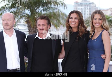 Bildnummer: 58004908  Datum: 18.05.2012  Copyright: imago/Xinhua (120519) -- CANNES, May 19, 2012 (Xinhua) -- (L-R) Director Paul Haggis, actor Sean Penn, actress Roberta Armani and model Petra Nemcova pose during the photocall of a charity event Haiti Carnival in Cannes , in Cannes, southern France, on May 18, 2012. (Xinhua/Gao Jing) FRANCE-CANNES-HAITI-CHARITY EVENT PUBLICATIONxNOTxINxCHN People Kultur Entertainment Film Filmfestival Filmfestspiele 65 xda x0x premiumd 2012 quer      58004908 Date 18 05 2012 Copyright Imago XINHUA  Cannes May 19 2012 XINHUA l r Director Paul Haggis Actor Sean Stock Photo