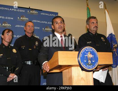 Bildnummer: 58004920 Datum: 18.05.2012 Copyright: imago/Xinhua (120519) -- LOS ANGELES, 19. Mai 2012 (Xinhua) -- Los Angeles City Mayor Antonio Villaraigosa (3. L) und Los Angeles Police Department (LAPD) Chief Charlie Beck (1. R) nehmen am 18. Mai 2012 an einer Pressekonferenz im LAPD-Hauptquartier in Los Angeles, USA, Teil. Zwei Verdächtige wurden bei den Morden von zwei chinesischen Studenten verhaftet, die an der University of Southern California (USC) studiert haben, wie der Bürgermeister von Los Angeles und der Polizeichef am Freitag mitteilten. (Xinhua/Zhao Hanrong) (srb) U.S.-LOS ANGELES-CRIME-SUSPECT-CHINESE ST Stockfoto