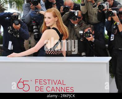 Bildnummer: 58005881 Datum: 19.05.2012 Copyright: imago/Xinhua (120519) -- CANNES, 19. Mai 2012 (Xinua) -- Schauspielerin Jessica Chastain posiert für den Fotoruf des Films Lawless auf den 65. Filmfestspielen in Cannes, Südfrankreich, 19. Mai 2012. (Xinhua/YE Pingfan) (dzl) FRANCE-CANNES FILM FESTIVAL-PHOTOCALL-LAWLESS PUBLICATIONxNOTxINxCHN People Kultur Entertainment Film Filmfestival Filmfestspiele 65 xda x0x Premiere 2012 quer 58005881 Datum 19 05 2012 Copyright Imago XINHUA Cannes 19. Mai 2012 Xinua-Schauspielerin Jessica Chastain posiert für den Fototermin des Film Lawless am 65. Mai Stockfoto