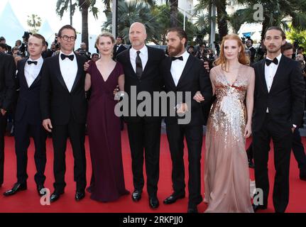 Bildnummer: 58006913 Datum: 19.05.2012 Copyright: imago/Xinhua (120519) -- CANNES, 19. Mai 2012 (Xinhua) -- Cast Members (R-L) US-Schauspielerin Shia LaBeouf, US-Schauspielerin Jessica Chastain, britischer Schauspieler Tom Hardy, australischer Regisseur John Hillcoat, US-Schauspieler Jason Clarke, der in England geborene australische Schauspieler Guy Pearce und der US-amerikanische Schauspieler Dane Dehaan nehmen an der Premiere des amerikanischen Films Lawless auf dem 65. Cannes Film Festival in Südfrankreich am 19. Mai 2012 Teil. (Xinhua/Gao Jing) FRANCE-CANNES-FILM FESTIVAL-LAWLESS-PREMIERE PUBLICATIONxNOTxINxCHN Kultur Entertainment People Film 65. Internationale Filmfests Stockfoto