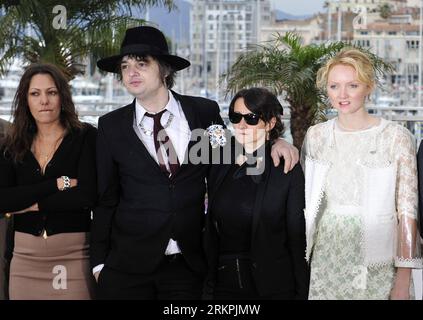 Bildnummer: 58008803  Datum: 20.05.2012  Copyright: imago/Xinhua (120520) -- CANNES, May 20, 2012 (Xinhua) -- Cast members pose for photos during a photocalll for film The Confession of a Child of the Century directed by Sylvie Verheyde (2nd R) at the 65th Cannes Film Festival, southern France, May 20, 2012. The movie is presented as part of the Un Certain Regard selection of the film festival. (Xinhua/Ye Pingfan)(zyw) FRANCE-CANNES-FILM FESTIVAL-PHOTOCALL-CONFESSION OF A CHILD OF THE CENTURY PUBLICATIONxNOTxINxCHN People Kultur Entertainment Film 65. Internationale Filmfestspiele Cannes Photo Stock Photo