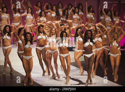 Bildnummer: 58009152  Datum: 19.05.2012  Copyright: imago/Xinhua (120520) -- TORONTO, May 20, 2012 (Xinhua) -- Contestants are seen on stage during the Miss Universe Canada 2012 Pageant Final Show in Toronto, Canada, May 19, 2012. The winning contestant Sahar Biniaz will represent Canada at the Miss Universe 2012 pageant to be held in South Africa in December. (Xinhua/Zou Zheng) (ybg) CANADA-TORONTO-MISS UNIVERSE CANADA PUBLICATIONxNOTxINxCHN People Entertainment Misswahl Schönheitswettbewerb x0x xst 2012 quer      58009152 Date 19 05 2012 Copyright Imago XINHUA  Toronto May 20 2012 XINHUA Con Stockfoto