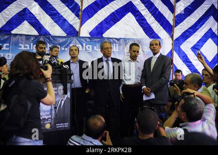 Bildnummer: 58010550 Datum: 20.05.2012 Copyright: imago/Xinhua (120521)-- KAIRO, 21. Mai 2012 (Xinhua) -- der ägyptische Präsidentschaftskandidat Amr Moussa (Back, C) hält am 20. Mai 2012 eine Pressekonferenz in seiner Wahlkampfzentrale in Kairo, Ägypten, ab. Die ägyptischen Präsidentschaftskandidaten finalisierten am Sonntag ihre Wahlkampagnen zwei Tage vor der historischen Abstimmung. Die erste Präsidentschaftswahl nach dem Sturz des ehemaligen Präsidenten HosnixMubarak findet vom 23. Bis 24. Mai statt. (Xinhua/Qin Haishi)(zcc) ÄGYPTEN-KAIRO-PRÄSIDENTSCHAFTSWAHL PUBLICATIONxNOTxINxCHN People Politik Wahlkampf Wahl Präsidentschaftswahl xjh x1x Stockfoto