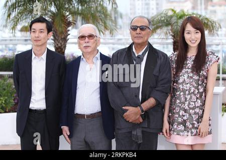 Bildnummer: 58012198 Datum: 21.05.2012 Copyright: imago/Xinhua (120521) -- CANNES, 21. Mai 2012 (Xinhua) -- (von links) der japanische Schauspieler Ryo Kase, der japanische Schauspieler Tadashi Okuno, der iranische Regisseur Abbas Kiarostami und die japanische Schauspielerin Rin Takanashi posieren während des Fotogesprächs von Like Someone in Love beim 65. Filmfestival von Cannes, Südfrankreich, 21. Mai 2012. Der Film wird mit den anderen 21 Spielfilmen für 2012 Golden Palm (Palme d or) konkurrieren, den prestigeträchtigsten Preis des 65. Internationalen Filmfestivals von Cannes. (Xinhua/Gao Jing) FRANKREICH-CANNES-FILM FESTIVAL-PHOTOCALL-LIKE SOME Stockfoto