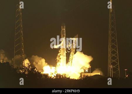 Bildnummer: 58016607 Datum: 22.05.2012 Copyright: imago/Xinhua (120522) -- WASHINGTON D.C., 22. Mai 2012 (Xinhua) -- in diesem NASA-TV-Bild hebt die SpaceX Falcon 9 Rakete vom Space Launch Complex-40 auf der Cape Canaveral Air Force Station, Florida, USA, ab, um am 22. Mai 2012 einen Demonstrationsflug zu beginnen. Die US-amerikanische private Raumfahrtfirma SpaceX startete am Dienstagmorgen eine unbemannte Kapsel zur Internationalen Raumstation und startete den ersten Flug eines kommerziellen Raumflugkörpers zum umkreisenden Außenposten. (Xinhua/NASA TV) (dzl) US-FLORIDA-FALCON 9-RAKETENSTATION PUBLICATIONxN Stockfoto