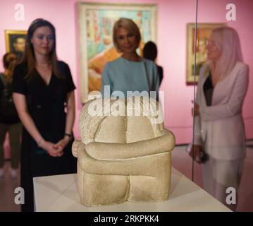 Bukarest, Rumänien. 25. August 2023: Raluca Turcan (C), der rumänische Kulturminister, betrachtet die Statue „der Kuss“ (1907-1908) von Constantin Brancusi, die auf der Ausstellung Art Safari Love Edition in Bukarest ausgestellt ist. Die Statue ist zwischen dem 21. Und 30. August ausgestellt und wurde vom Craiova Art Museum gebracht. Quelle: Lucian Alecu/Alamy Live News Stockfoto