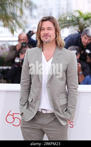 Bildnummer: 58018343 Datum: 22.05.2012 Copyright: imago/Xinhua (120523) -- CANNES, 23. Mai 2012 (Xinhua) -- US-Schauspieler Brad Pitt posiert für Fotos während eines Fotoausrufs, bei dem er sie sanft tötet, auf dem 65. Filmfestival in Cannes, Südfrankreich, 22. Mai 2012. Der Film wird mit den anderen 21 Spielfilmen für 2012 Golden Palm (Palme d or) konkurrieren, den prestigeträchtigsten Preis des 65. Internationalen Filmfestivals von Cannes. (Xinhua/Gao Jing) FRANCE-CANNES-FILM FESTIVAL-PHOTOCALL-KILLING THEM SOFTLY PUBLICATIONxNOTxINxCHN Kultur Entertainment People Film 65. Internationale Filmfestspiele Cannes Photocal Stockfoto