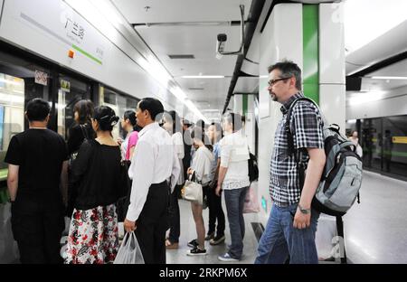 Bildnummer: 58021964  Datum: 07.05.2012  Copyright: imago/Xinhua (120522) -- SHANGHAI, May 22, 2012 (Xinhua) -- Anatoly Burov (R, front) queues to get on a subway train in Guanglan Road Station of Shanghai, east China, May 7, 2012. The 39-year-old Anatoly Burov comes from St.Petersburg of Russia. After graduation from the Rochester Institute of Technology in 2008, he founded an electronic technology company with his tutor in the United States. To negotiate business with the company s client, Anatoly came to Shanghai for the first time in the same year. This short-term experience made him love Stock Photo