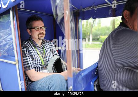 Bildnummer: 58021962 Datum: 07.05.2012 Copyright: imago/Xinhua (120522) -- SHANGHAI, 22. Mai 2012 (Xinhua) -- Anatoly Burov kommt mit dem Motorrad zur nahegelegenen U-Bahn-Station in Shanghai, Ostchina, 7. Mai 2012. Der 39-jährige Anatoly Burov kommt aus St. Petersburg. Nach seinem Abschluss am Rochester Institute of Technology im Jahr 2008 gründete er mit seinem Tutor in den Vereinigten Staaten ein Unternehmen für elektronische Technologie. Um Geschäfte mit dem Kunden des Unternehmens zu verhandeln, kam Anatoly im selben Jahr zum ersten Mal nach Shanghai. Diese Kurzzeit-Erfahrung hat ihn dazu gebracht, die Hafenstadt zu lieben. Eins Stockfoto