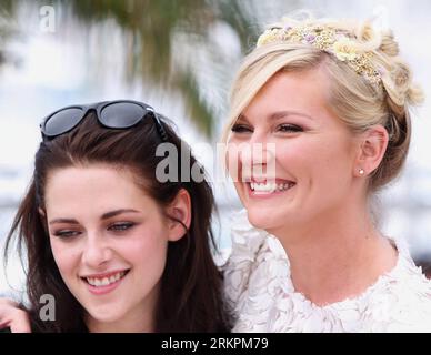 Bildnummer: 58021986  Datum: 23.05.2012  Copyright: imago/Xinhua (120523) -- CANNES, May 23, 2012 (Xinhua) -- US actresses Kirsten Dunst and Kristen Stewart pose during a photocall for On The Road , at the 65th Cannes Film Festival, southern France, May 23, 2012. The film will compete with the other 21 feature films for 2012 Golden Palm (Palme d Or), the most prestigious award of the 65th Cannes International Film Festival. (Xinhua/Gao Jing) FRANCE-CANNES-FILM FESTIVAL-PHOTOCALL-ON THE ROAD PUBLICATIONxNOTxINxCHN Kultur Entertainment People Film 65. Internationale Filmfestspiele Cannes Photoca Stock Photo