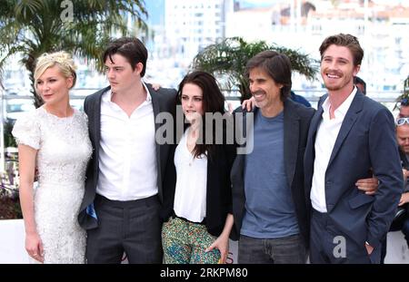 Bildnummer: 58021985 Datum: 23.05.2012 Copyright: imago/Xinhua (120523) -- CANNES, 23. Mai 2012 (Xinhua) -- (L-R) US-Schauspielerin Kirsten Dunst, britischer Schauspieler Sam Riley, US-Schauspielerin Kristen Stewart, brasilianischer Regisseur Walter Salles und US-Schauspieler Garrett Hedlund posieren während eines Fotobesuchs für On the Road auf dem 65. Filmfestival in Cannes, Südfrankreich, 23. Mai 2012. Der Film wird mit den anderen 21 Spielfilmen für 2012 Golden Palm (Palme d or) konkurrieren, den prestigeträchtigsten Preis des 65. Internationalen Filmfestivals von Cannes. (XINHUA/GAO JING) FRANCE-CANNES-FILM FESTIVAL-PHOTOCALL-ON THE ROAD PUBL Stockfoto