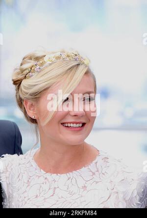 Bildnummer: 58021983 Datum: 23.05.2012 Copyright: imago/Xinhua (120523) -- CANNES, 23. Mai 2012 (Xinhua) -- US-Schauspielerin Kirsten Dunst posiert während eines Fotobesuchs für On the Road auf dem 65. Cannes Film Festival, Südfrankreich, 23. Mai 2012. Der Film konkurriert mit den anderen 21 Spielfilmen für 2012 Golden Palm (Palme d or), den prestigeträchtigsten Preis des 65. Internationalen FILMFESTIVALS VON Cannes. (Xinhua/Gao Jing) FRANCE-CANNES-FILM FESTIVAL-PHOTOCALL-ON THE ROAD PUBLICATIONxNOTxINxCHN Kultur Entertainment People Film 65. Internationale Filmfestspiele Cannes Photocall Porträt x0x xst Pre Stockfoto