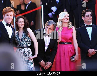 Bildnummer: 58022896  Datum: 23.05.2012  Copyright: imago/Xinhua (120523) -- CANNES, May 23, 2012 (Xinhua) -- Danny Morgan, Kristen Stewart, Viggo Mortensen, Kirsten Dunst, Roman Coppola arrive on the red carpet for the premiere of the film On The Road at the 65th Cannes Film Festival in Cannes, southern France, May 23, 2012. (Xinhua/Gao Jing) FRANCE-CANNES-FILM FESTIVAL-ON THE ROAD-PREMIERE PUBLICATIONxNOTxINxCHN Kultur Entertainment People Film 65. Internationale Filmfestspiele Cannes Filmpremiere Premiere xns x1x 2012 quer     58022896 Date 23 05 2012 Copyright Imago XINHUA  Cannes May 23 2 Stockfoto