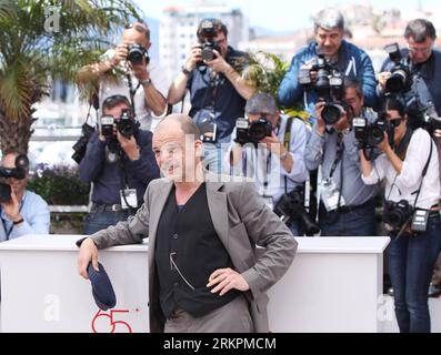 Bildnummer: 58022902 Datum: 23.05.2012 Copyright: imago/Xinhua (120523)-- CANNES, 23. Mai 2012 (Xinhua) -- der französische Schauspieler Denis Lavant posiert während des Fotoaufrufs für Holy Motors auf dem 65. Cannes Film Festival, in Cannes, Frankreich, 23. Mai 2012. Der Film wird vom 16. Bis 27. Mai im offiziellen Wettbewerb des Festivals gezeigt. (Xinhua/Gao Jing) (jl) FRANCE-CANNES-FILM FESTIVAL-PHOTOCALL-HOLY MOTORS PUBLICATIONxNOTxINxCHN Kultur Entertainment People Film 65. Internationale Filmfestspiele Cannes Photocall xns x 0x 2012 quer 58022902 Datum 23 05 2012 Copyright Imago X Stockfoto