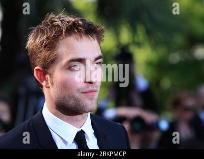 Bildnummer: 58022891  Datum: 23.05.2012  Copyright: imago/Xinhua (120523) -- CANNES, May 23, 2012 (Xinhua) -- British actor Robert Pattinson arrives on the red carpet for the premiere of the film On The Road at the 65th Cannes Film Festival in Cannes, southern France, May 23, 2012. (Xinhua/Gao Jing) FRANCE-CANNES-FILM FESTIVAL-ON THE ROAD-PREMIERE PUBLICATIONxNOTxINxCHN Kultur Entertainment People Film 65. Internationale Filmfestspiele Cannes Filmpremiere Premiere Porträt xns x0x 2012 quer      58022891 Date 23 05 2012 Copyright Imago XINHUA  Cannes May 23 2012 XINHUA British Actor Robert Patt Stockfoto