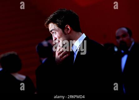 Bildnummer: 58022890  Datum: 23.05.2012  Copyright: imago/Xinhua (120523) -- CANNES, May 23, 2012 (Xinhua) -- British actor Robert Pattinson arrives on the red carpet for the premiere of the film On The Road at the 65th Cannes Film Festival in Cannes, southern France, May 23, 2012. (Xinhua/Gao Jing) FRANCE-CANNES-FILM FESTIVAL-ON THE ROAD-PREMIERE PUBLICATIONxNOTxINxCHN Kultur Entertainment People Film 65. Internationale Filmfestspiele Cannes Filmpremiere Premiere Porträt xns x0x 2012 quer      58022890 Date 23 05 2012 Copyright Imago XINHUA  Cannes May 23 2012 XINHUA British Actor Robert Patt Stockfoto