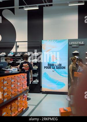 Roppenheim, Frankreich – 11. Juli 2023: Mach dich bereit für die neue Saison auf der Werbetafel im Nike Outlet Sport Store – Kunden, die nach neuen Sportschuhen suchen Stockfoto