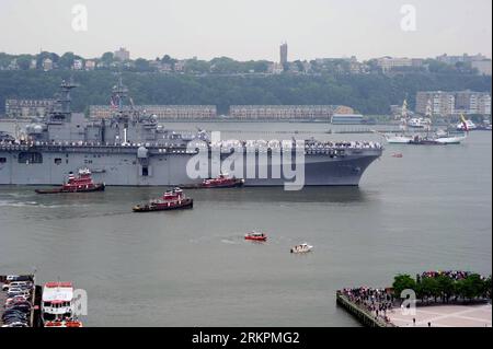 Bildnummer: 58022981  Datum: 23.05.2012  Copyright: imago/Xinhua (120523) -- NEW YORK, May 23, 2012 (Xinhua) -- USS Wasp (LHD 1) marches on the Hudson River during the 25th Fleet Week in New York, May 23, 2012. The annual Fleet Week was opened on Wednesday, with over 20 fleets from 13 countries attending the fleet march. (Xinhua/Wang Can) U.S.-NEW YORK-FLEET WEEK PUBLICATIONxNOTxINxCHN Gesellschaft USA Marine Militär 25 xns x0x 2012 quer      58022981 Date 23 05 2012 Copyright Imago XINHUA  New York May 23 2012 XINHUA USS Wasp LHD 1 Marches ON The Hudson River during The 25th Fleet Week in New Stock Photo