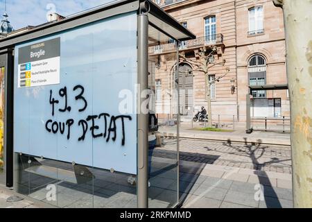 Straßburg, Frankreich - 20. März 2023: Beschädigter Busbahnhof nach Demonstration gegen Rentenreform und artikel 49,3 der Verfassung - Coup d'etat Inschrift Stockfoto