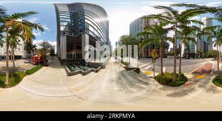 360 Grad Panorama Ansicht von Fort Lauderdale, FL, USA - 25. August 2023: Stadtzentrum von Fort Lauderdale 360 mit rechteckigem Foto Moxies Restaurant