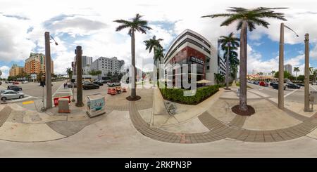 360 Grad Panorama Ansicht von Fort Lauderdale, FL, USA - 25. August 2023: Downtown Fort Lauderdale 360 mit rechteckigem Foto Mortons Steakhouse