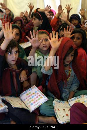 Bildnummer: 58030754  Datum: 24.05.2012  Copyright: imago/Xinhua (120524) -- PESHAWAR, May 24, 2012 (Xinhua) -- Pakistani internally displaced girls raise their hands during a class in a makeshift school in Pakistan s largest refugee camp, Jalozai, near northwest Pakistan s Peshawar on May 24, 2012. As educational facilities for children displaced from Pakistan s Khyber tribal area owing to military operations are scarce and often inaccessible, educational services along with psychosocial support are urgently required. (Xinhua/Umar Qayyum) PAKISTAN-PESHAWAR-EDUCATION-DISPLACED CHILDREN PUBLICA Stock Photo