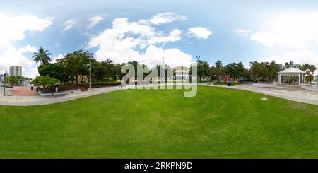 360 Grad Panorama Ansicht von Fort Lauderdale, FL, USA - 25. August 2023: Stadtzentrum von Fort Lauderdale 360 mit rechteckigem Foto Esplanade Park