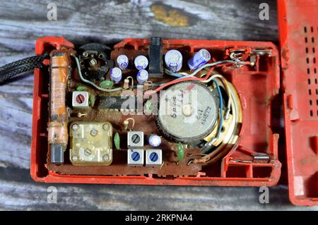 Giza, Ägypten, 19. August 2023: Vintage-Radio National Panasonic Pocket Battery AM Transistor, National war eine Marke, die von Panasonic Corporation, früher, verwendet wurde Stockfoto
