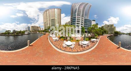 360 Grad Panorama Ansicht von Fort Lauderdale, FL, USA - 25. August 2023: Downtown Fort Lauderdale 360 äquirechteckiges Foto SALT7 Restaurant