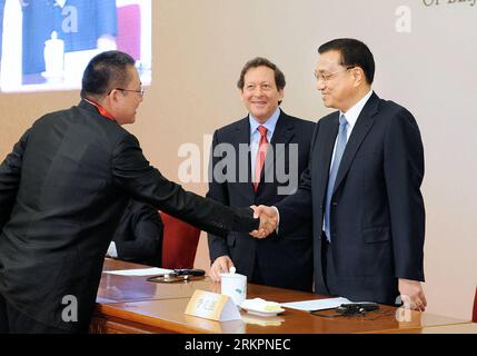 Bildnummer: 58033316  Datum: 25.05.2012  Copyright: imago/Xinhua (120525) -- BEIJING, May 25, 2012 (Xinhua) -- Chinese Vice Premier Li Keqiang (R) congratulates Wang Shu (L), winner of the 2012 Pritzker Architecture Prize, during the award ceremony of the 2012 Pritzker Architecture Prize in Beijing, capital of China, May 25, 2012.(Xinhua/Li Tao) (ljh) CHINA-BEIJING-LI KEQIANG-PRITZKER ARCHITECTURE PRIZE-AWARD CEREMONY (CN) PUBLICATIONxNOTxINxCHN People Politik xdp x0x 2012 quer      58033316 Date 25 05 2012 Copyright Imago XINHUA  Beijing May 25 2012 XINHUA Chinese Vice Premier left Keqiang r Stock Photo